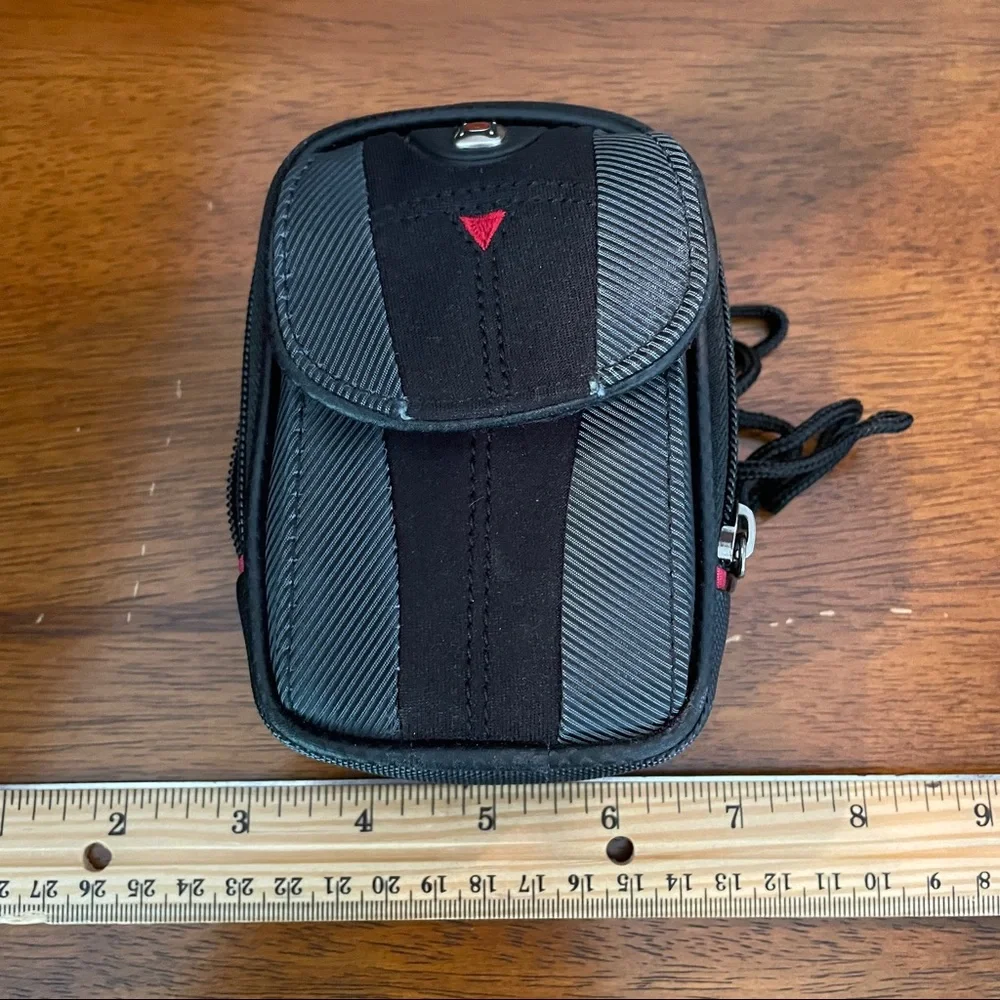 SwissGear by Wenger the Sherpa black and grey medium camera case
